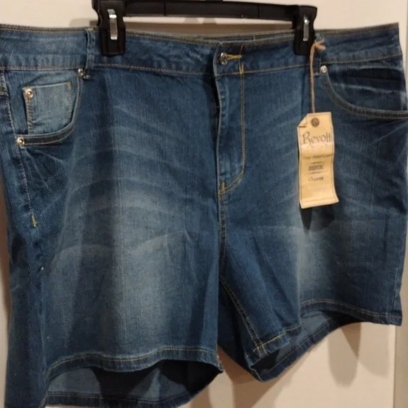NWT Revolt Women's Faded Blue Jean Denim Shorts Sz 22W-Studded Pockets Casual - Picture 4 of 5